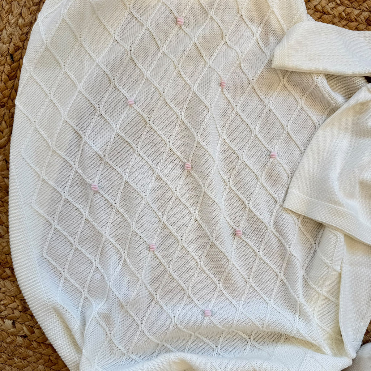 Uscita clinica neonata in pura lana panna con ricami rosa completa di copertina cappellino e scarpine
