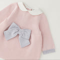 Vestitino neonata rosa in cotone e lana con dettagli grigi, colletto bianco e chiusura posteriore con bottoni.