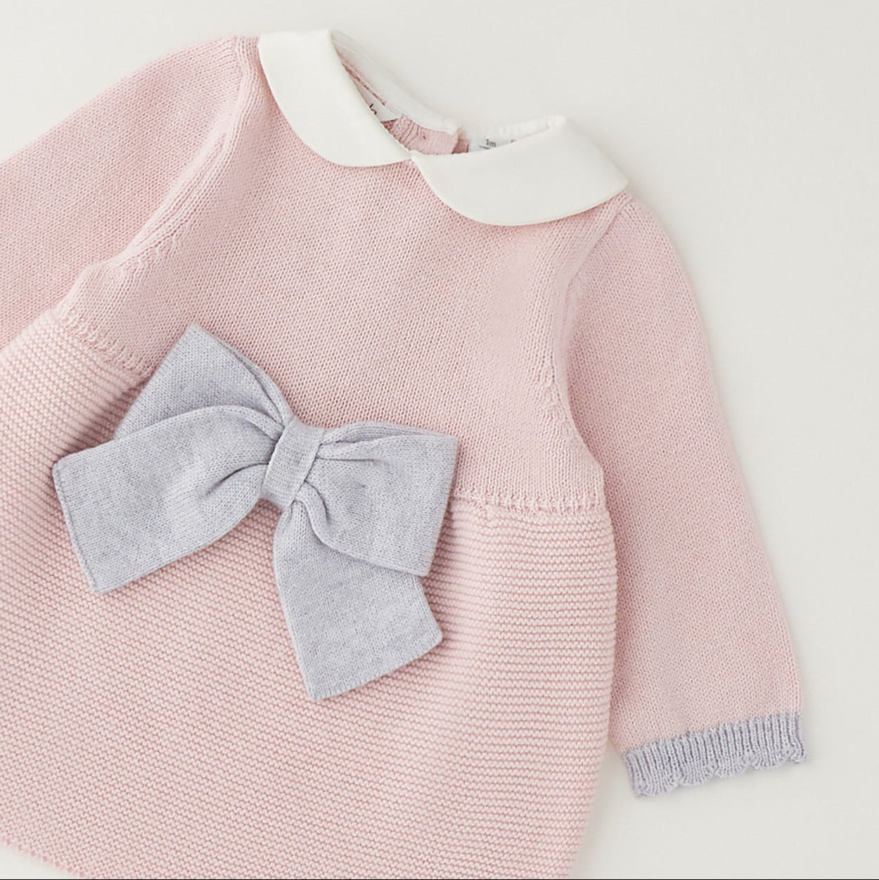 Vestitino neonata rosa in cotone e lana con dettagli grigi, colletto bianco e chiusura posteriore con bottoni.
