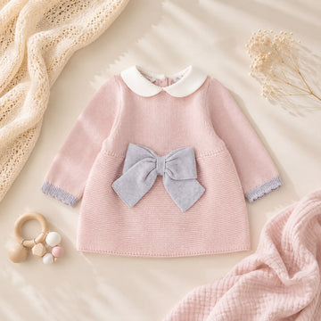 Vestitino neonata rosa in cotone e lana con dettagli grigi, colletto bianco e chiusura posteriore con bottoni.