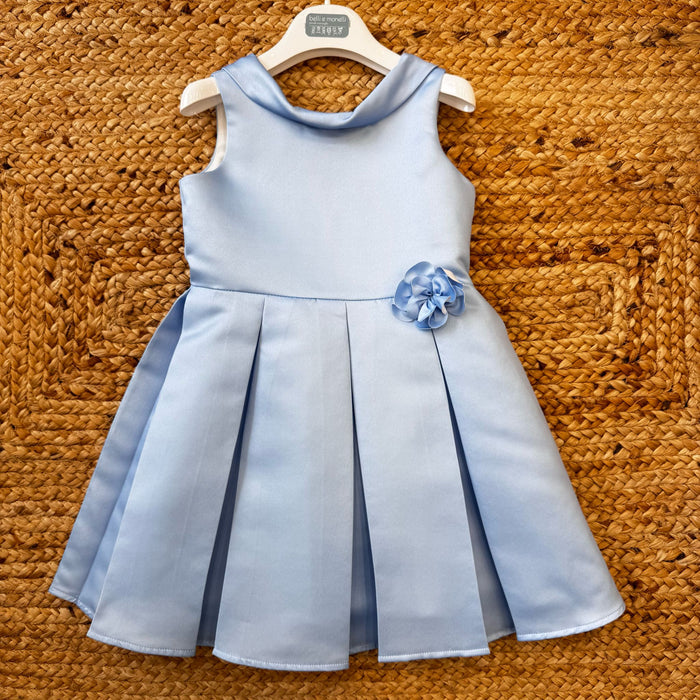 Abito elegante azzurro con fiore laterale e gonna a pieghe