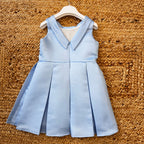 Abito elegante azzurro con fiore laterale e gonna a pieghe