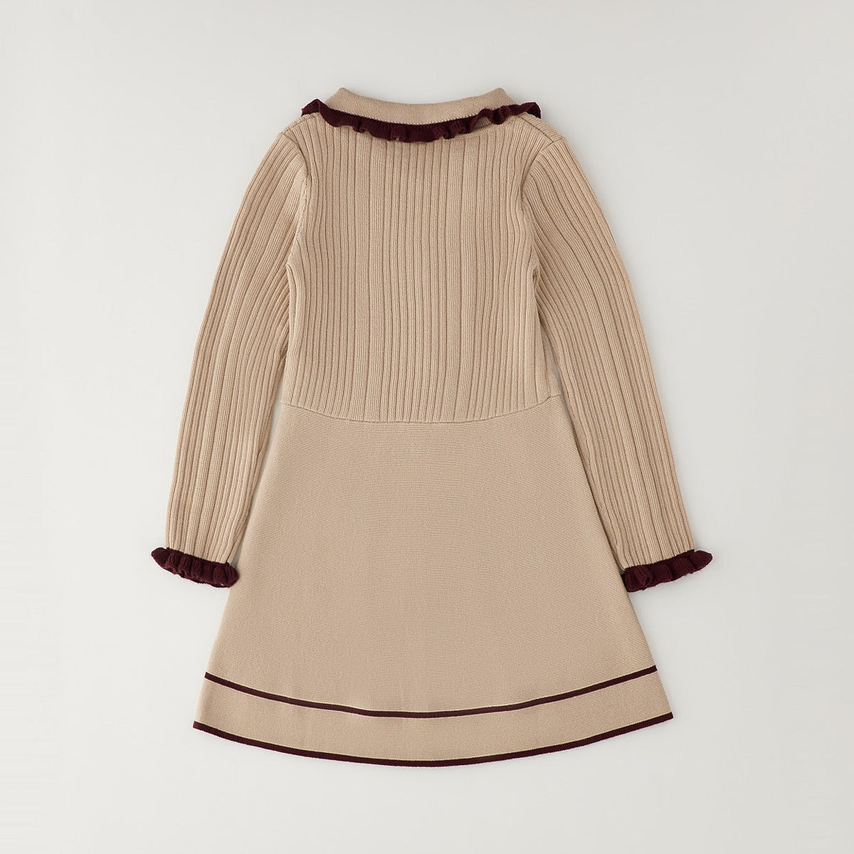 Abito bimba beige in maglia con dettagli bordeaux indossato, vestito elegante bambina