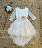 Abito cerimonia bambina avorio con fiori ricamati rosa e bianchi.

