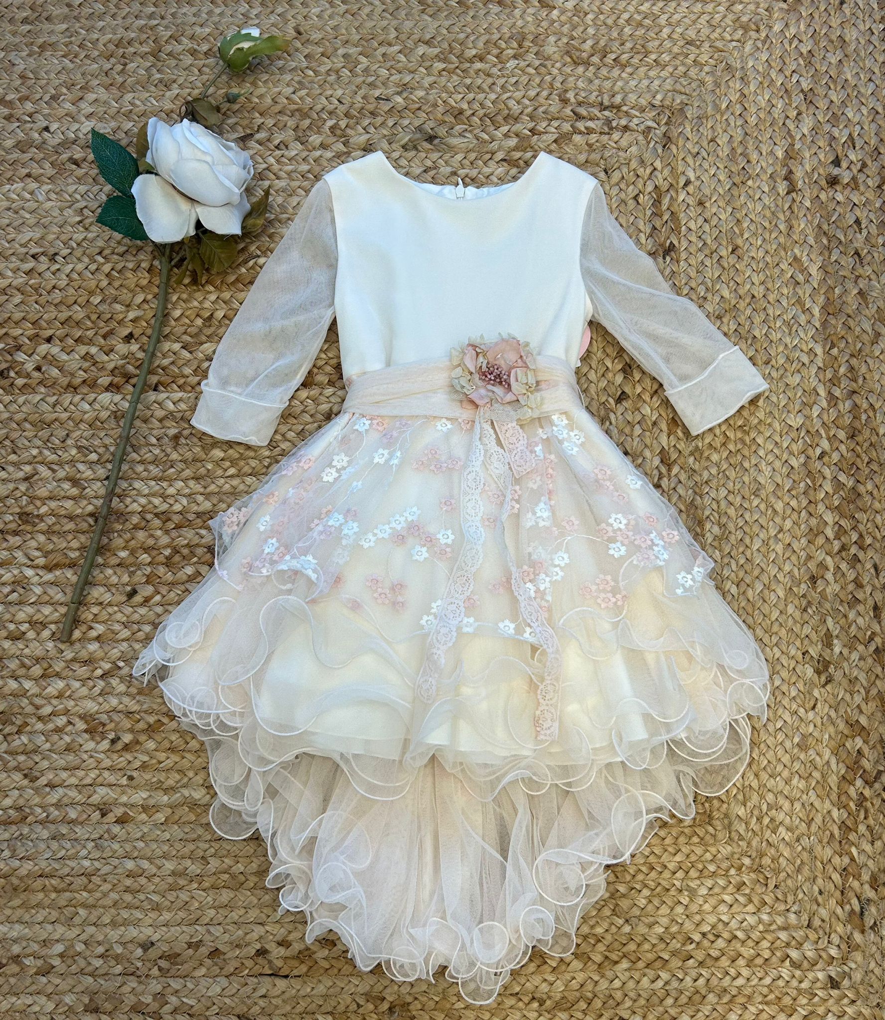 Abito cerimonia bambina avorio con fiori ricamati rosa e bianchi.

