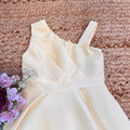 Vestito bambina elegante giallo monospalla con gonna ampia e linea fluida.