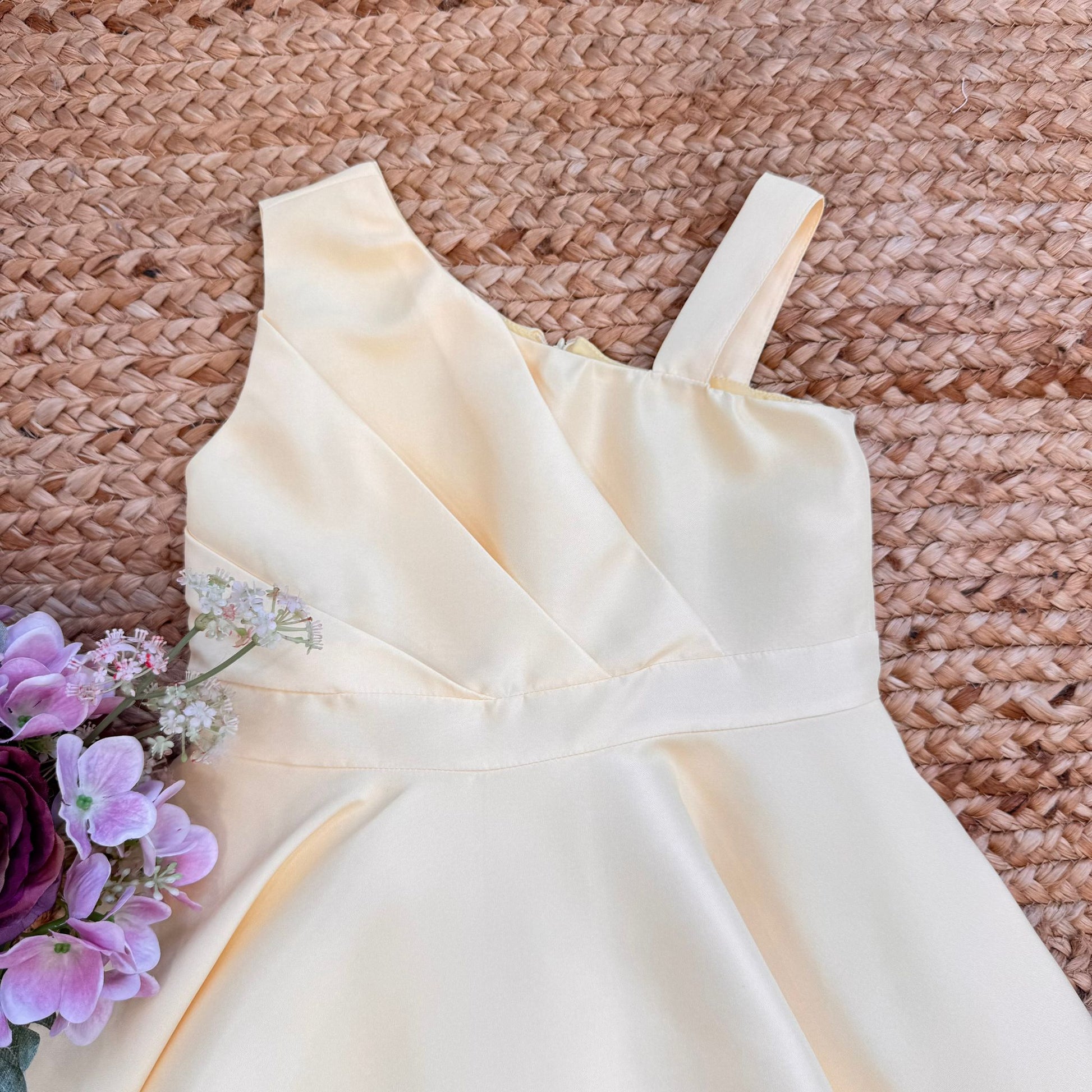 Vestito bambina elegante giallo monospalla con gonna ampia e linea fluida.