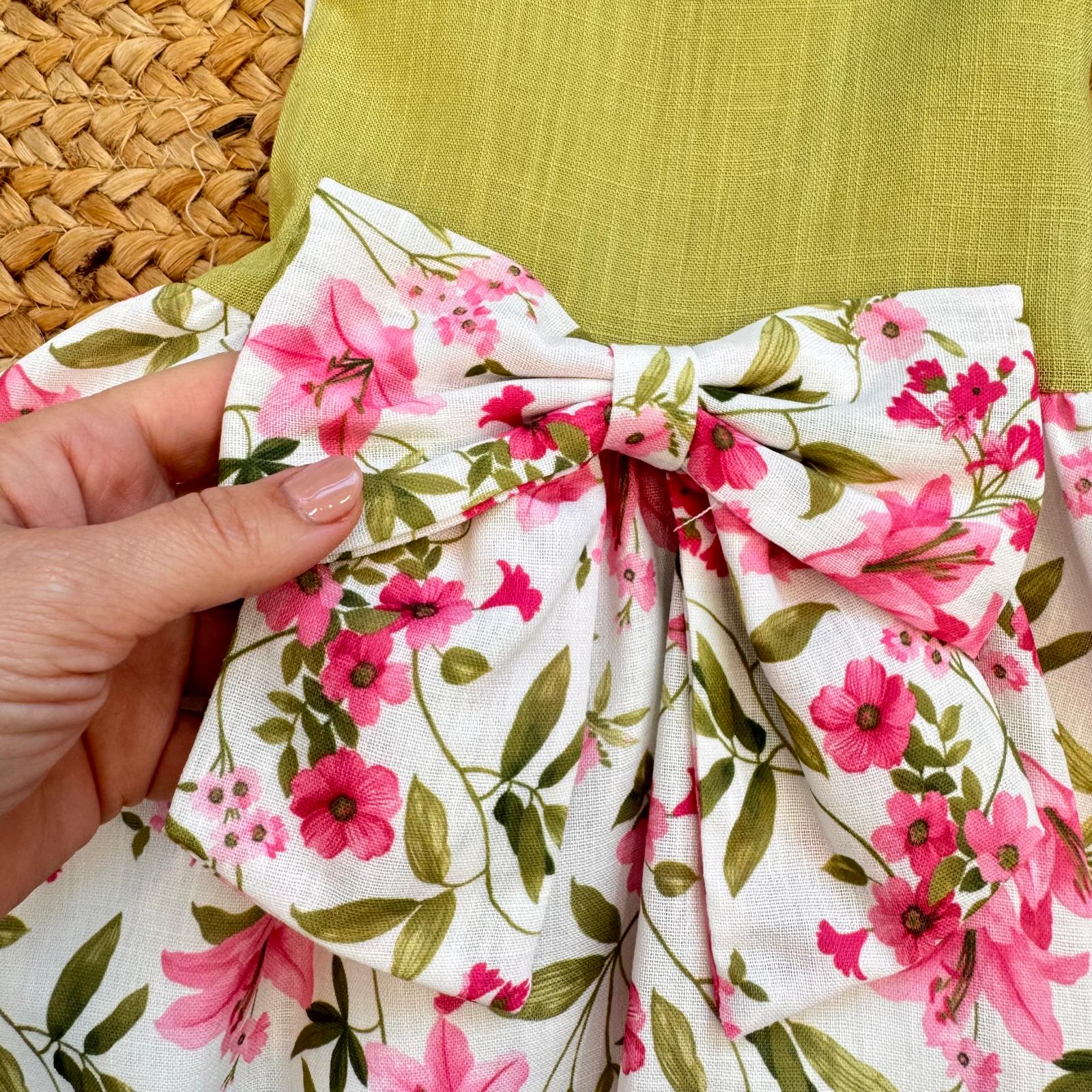 Vestito bambina elegante con corpetto verde pistacchio e gonna floreale rosa con fiocco in vita.