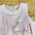 Vestito bambina elegante rosa con balze leggere e linea ampia vaporosa.