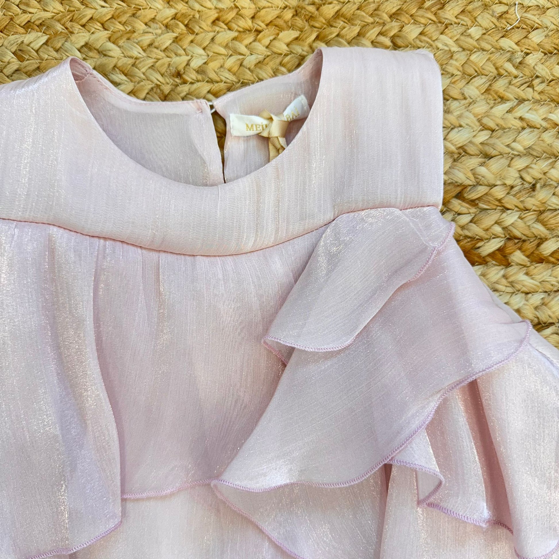 Vestito bambina elegante rosa con balze leggere e linea ampia vaporosa.