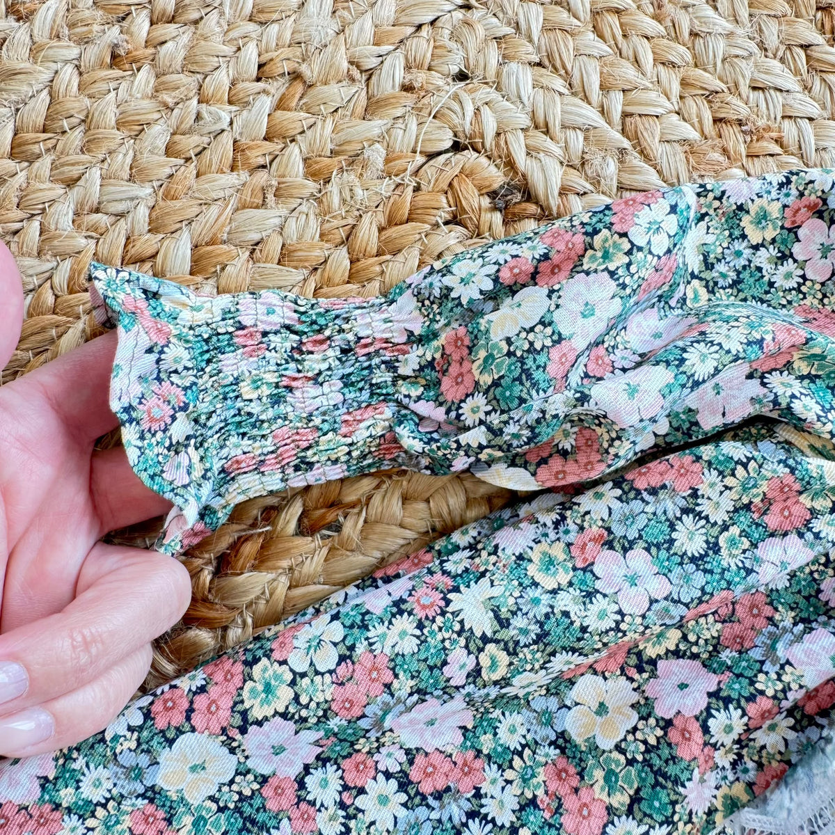 Abito bimba floreale con volant, pompon rosa e fiocco posteriore