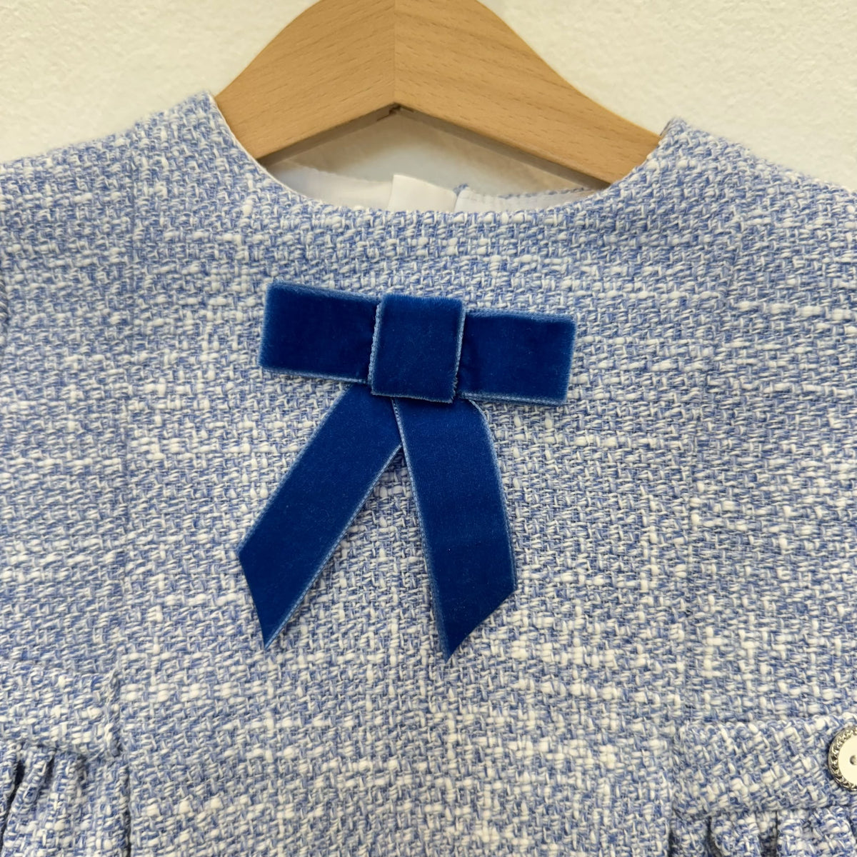Abito elegante bimba in tweed azzurro con fiocchi in velluto blu