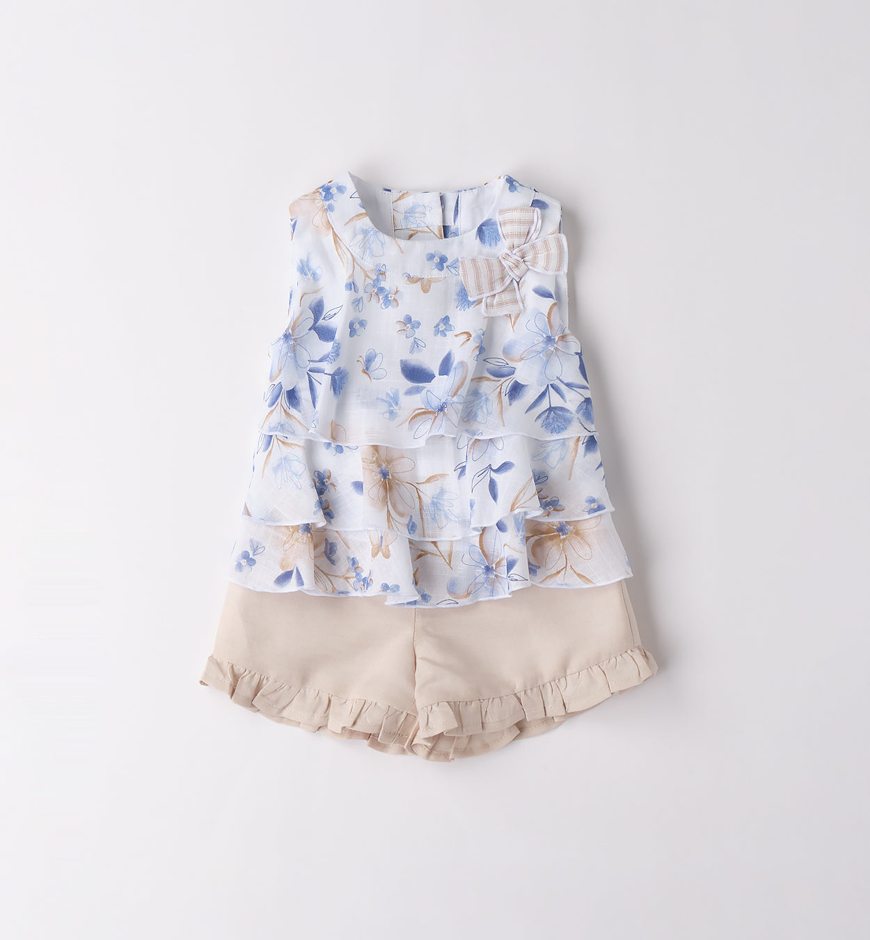Dettaglio del tessuto in cotone e fiocco decorativo dell’abito casual chic per bambina