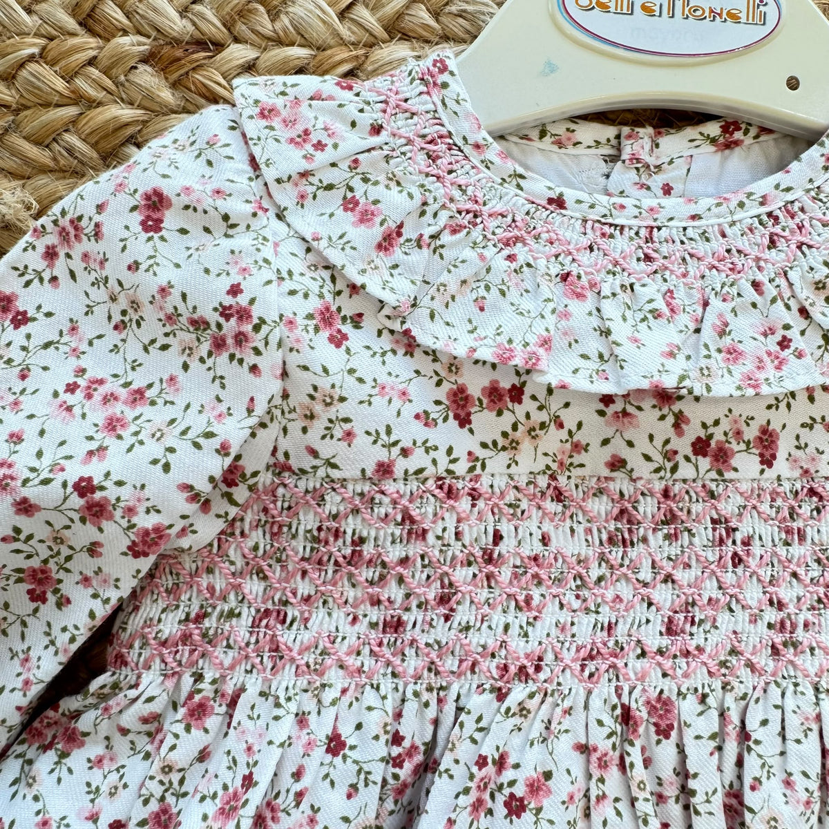 Abito bimba in cotone floreale rosa con lavorazione smock e colletto volant