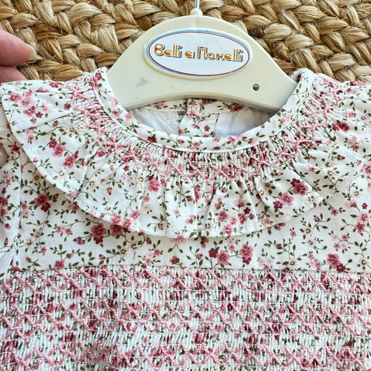 Abito bimba in cotone floreale rosa con lavorazione smock e colletto volant