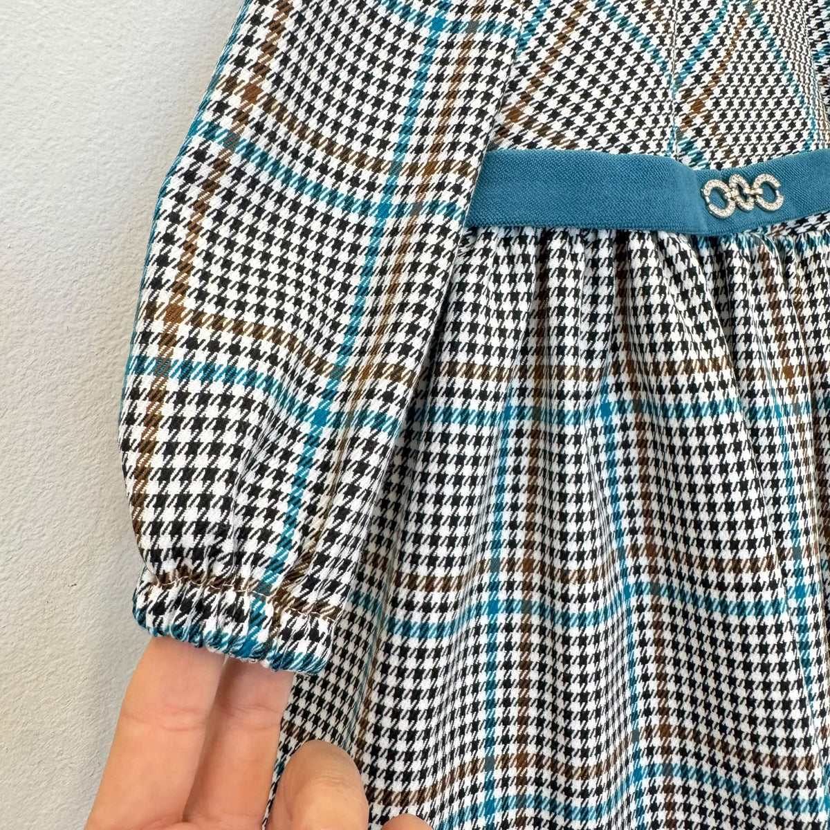 Abito bimba primo compleanno pied de poule con fascia petrolio e applicazione gioiello