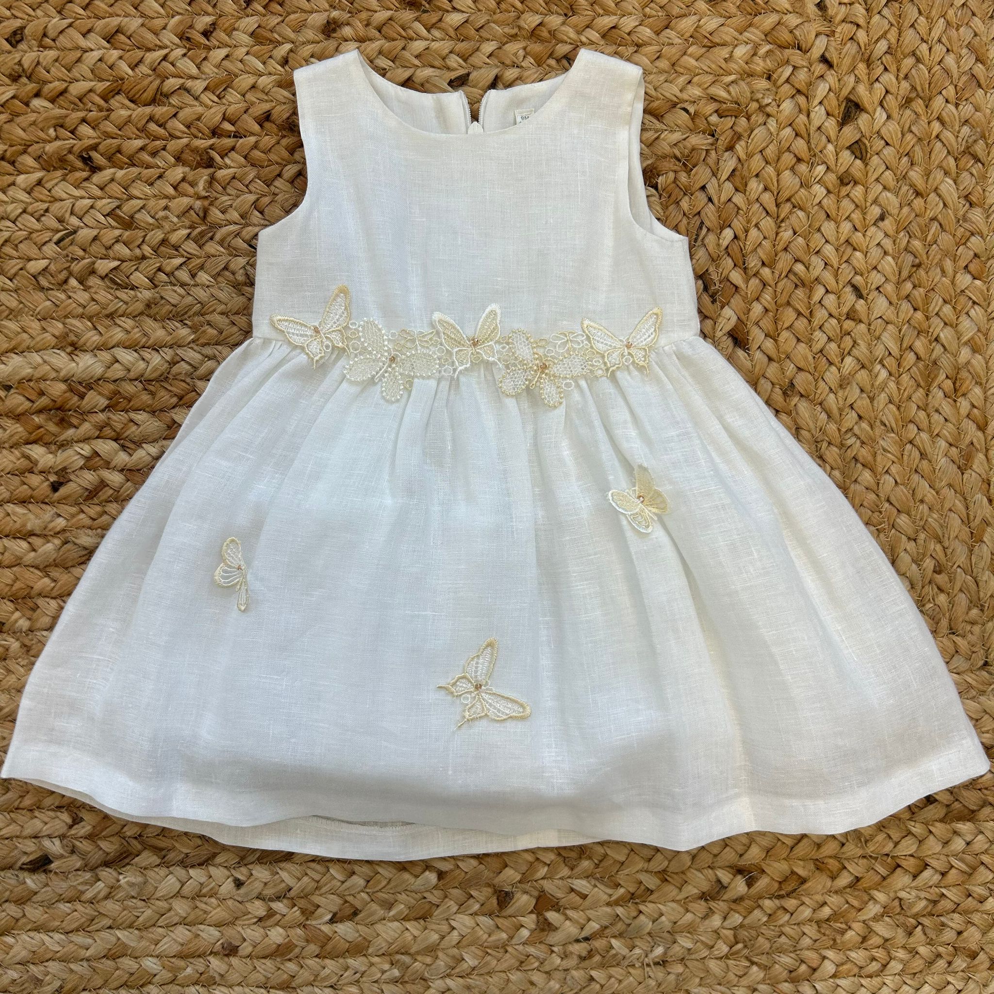 Abito in lino avorio per bambina con farfalle ricamate tono su tono