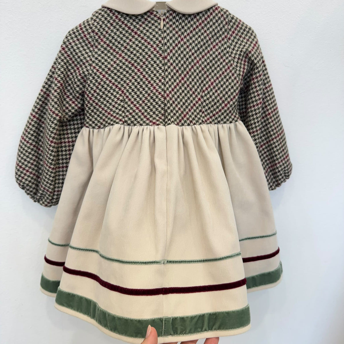 Abito elegante bimba panna con corpetto pied de poule, pompon bordeaux e dettagli in velluto verde