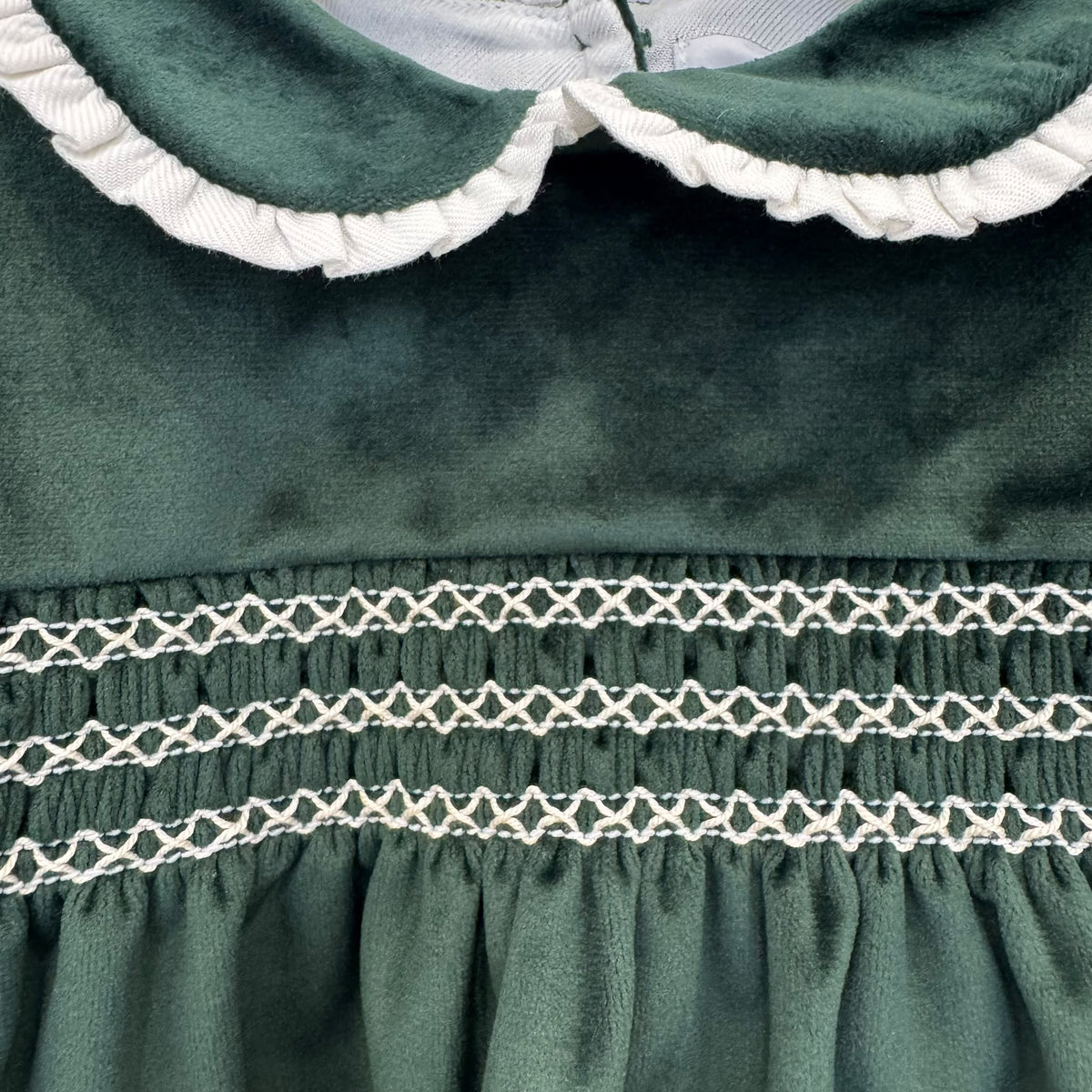 Abito bimba primo compleanno in velluto verde bottiglia con punto smock e colletto panna