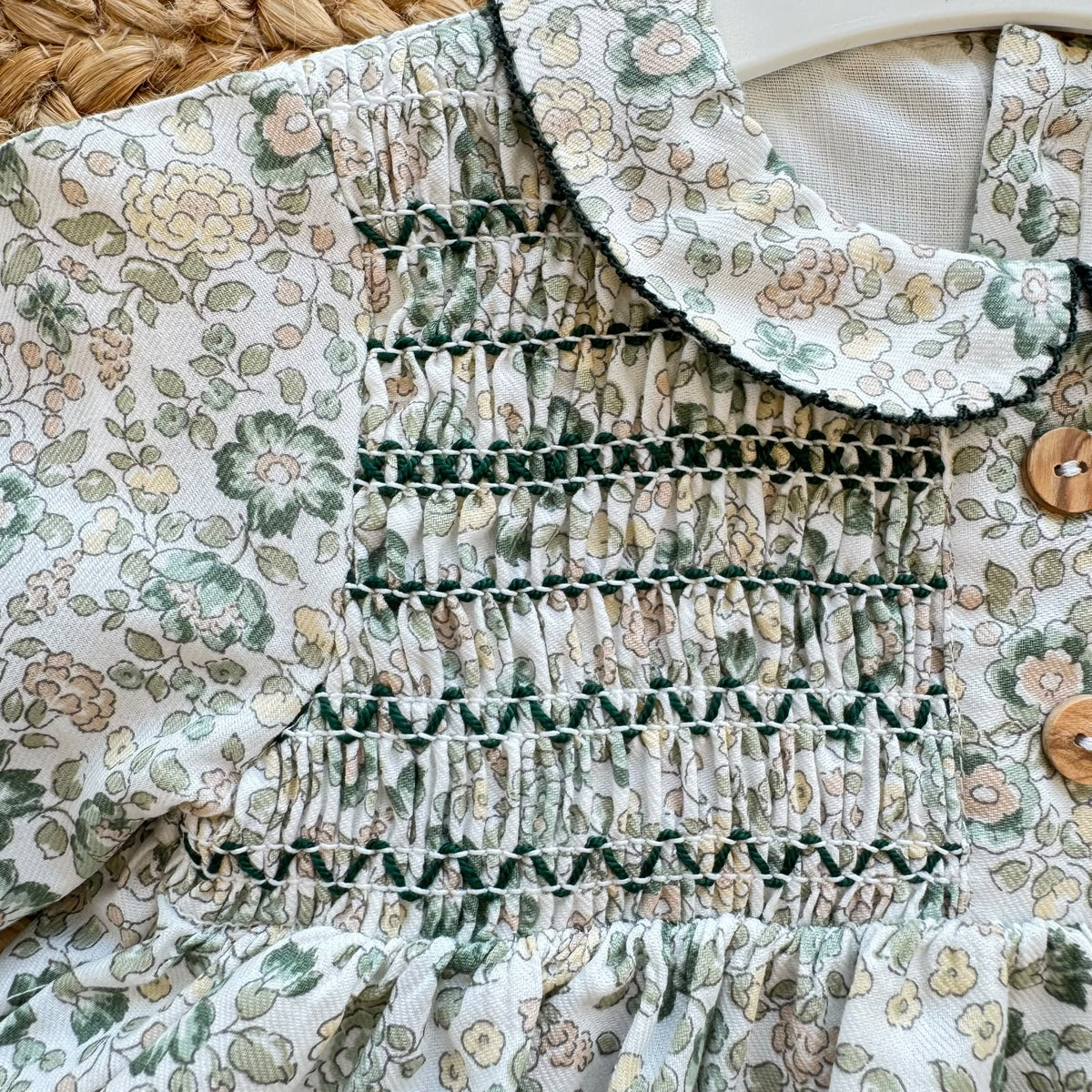 Abito bimba floreale verde Sardon in 100% cotone con punto smock