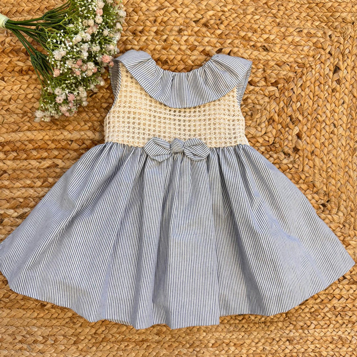Abito bambina a righe bianche e azzurre con fiocco posteriore e lavorazione intrecciata

