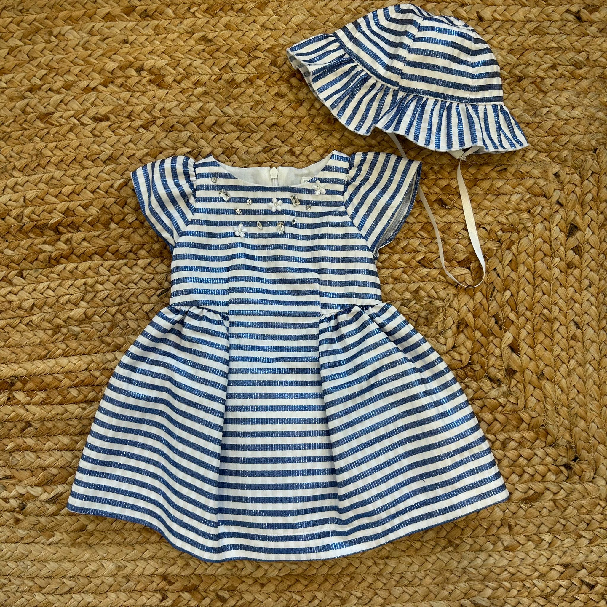 Abito bambina a righe blu con strass, ricami floreali e cappello estivo coordinato