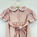 Abito elegante bimba in velluto rosa antico con punto smock, colletto panna e maniche a palloncino