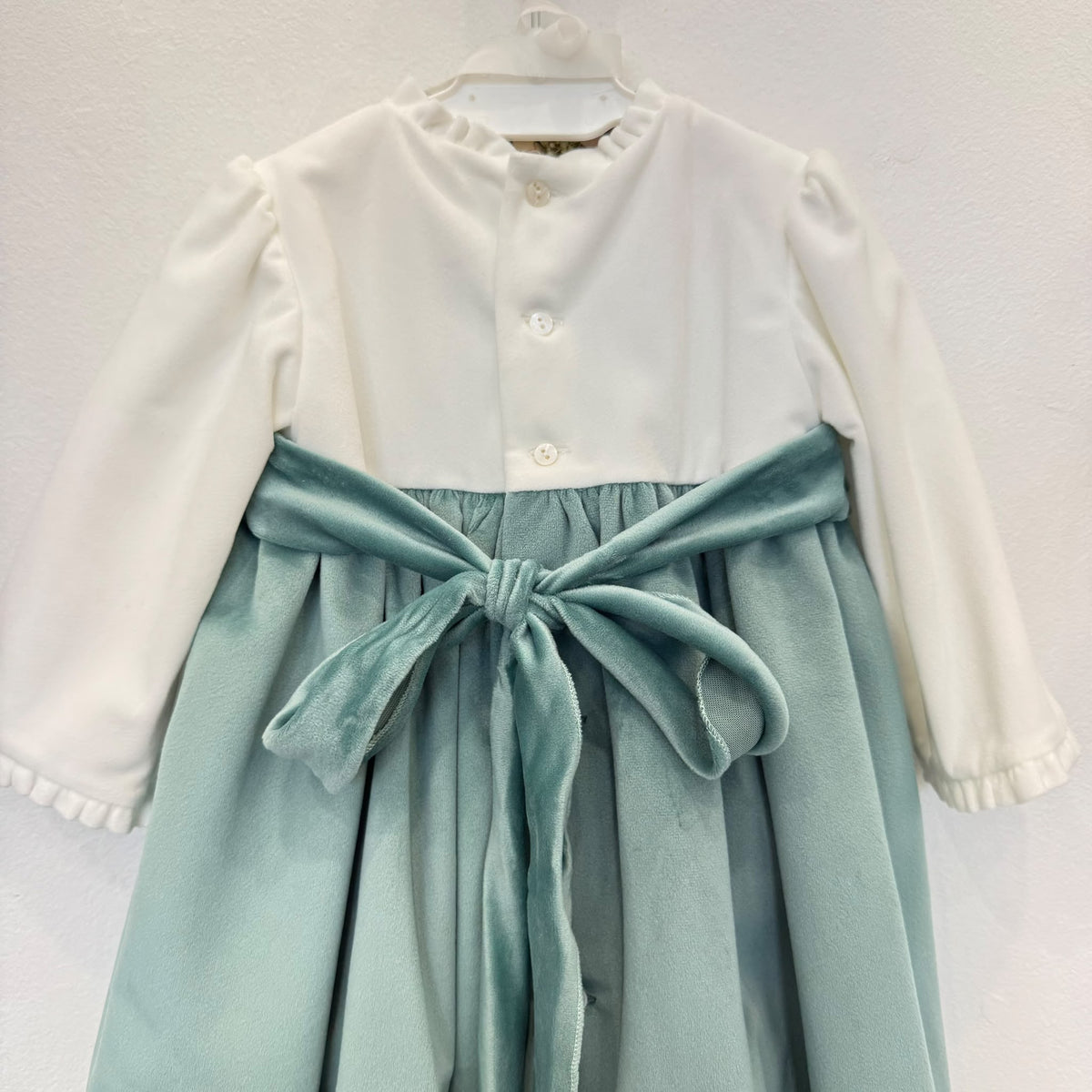 Abito elegante bimba in velluto verde salvia e panna con fiori e fascia per capelli coordinata