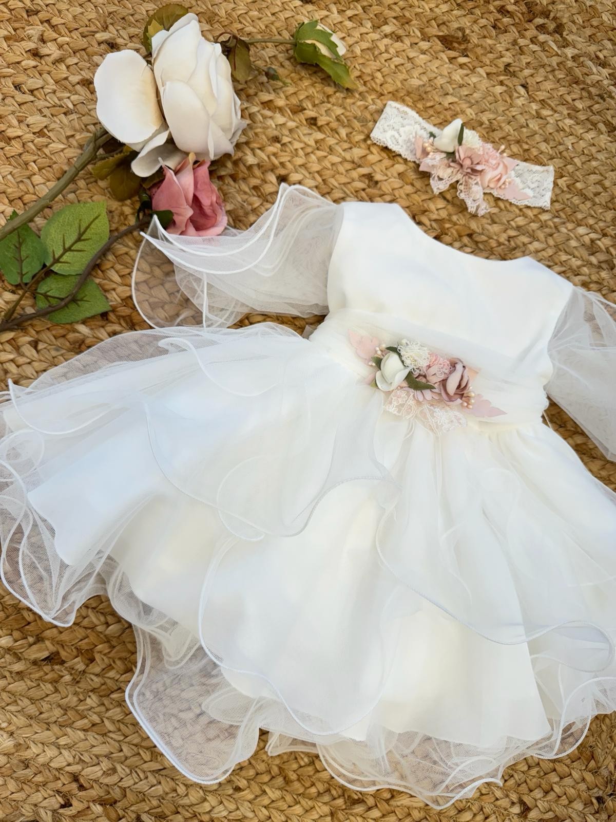 Abito da battesimo bambina con balze in tulle e cintura floreale – Mimilù