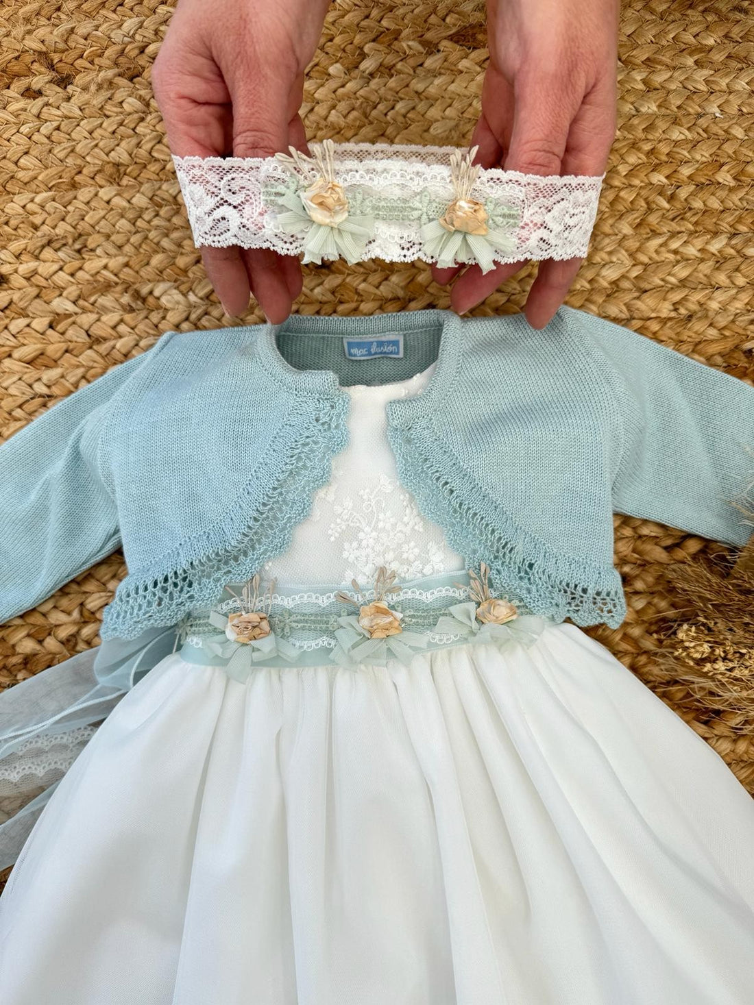 Esclusivo abito da battesimo bambina in pizzo avorio con dettagli floreali verde salvia e fiocco in tulle – Mimilù