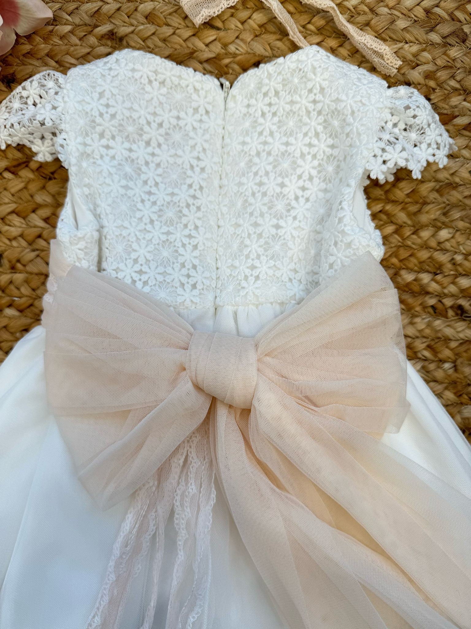  Dettaglio maniche in pizzo traforato su abito da battesimo bambina – Design elegante e delicato