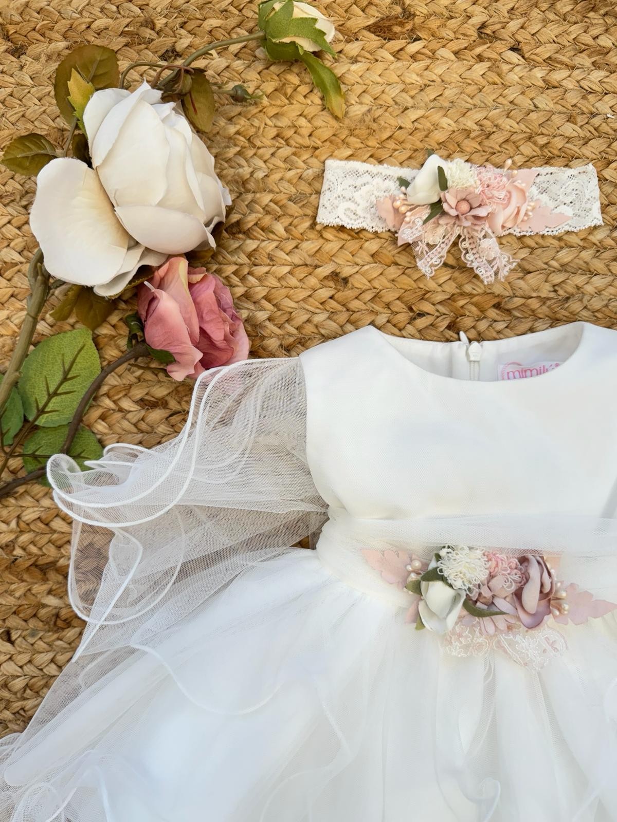 Fiocco in tulle sul retro dell’abito da battesimo bambina – Look elegante e raffinato