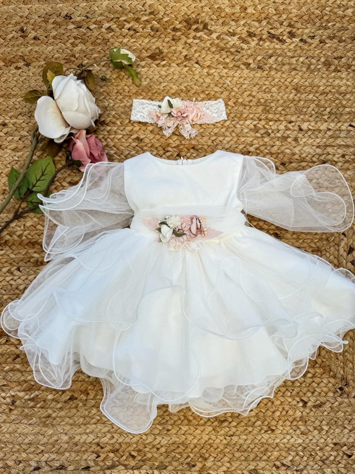  Dettaglio maniche in tulle trasparente su abito da battesimo bambina – Stile romantico