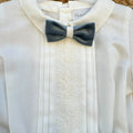 Completo battesimo bimbo azzurro polvere e bianco con camicia ricamata, pantaloncino a palloncino in velluto e papillon coordinato.
