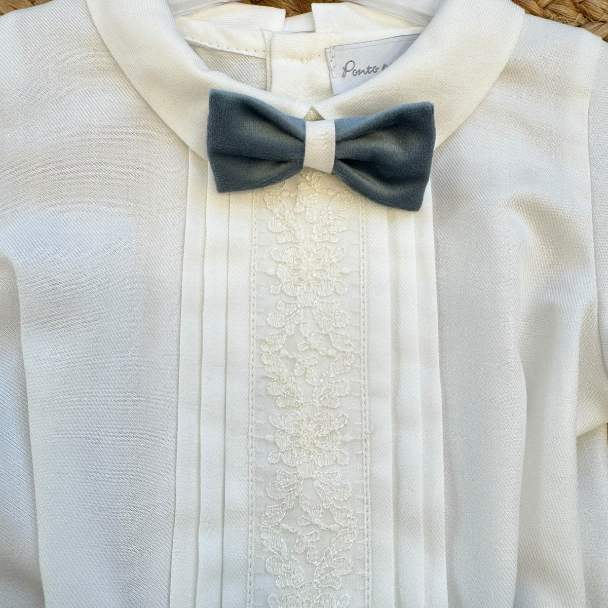 Completo battesimo bimbo azzurro polvere e bianco con camicia ricamata, pantaloncino a palloncino in velluto e papillon coordinato.
