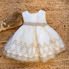 Abito battesimo bimba avorio con cintura beige e ricami oro