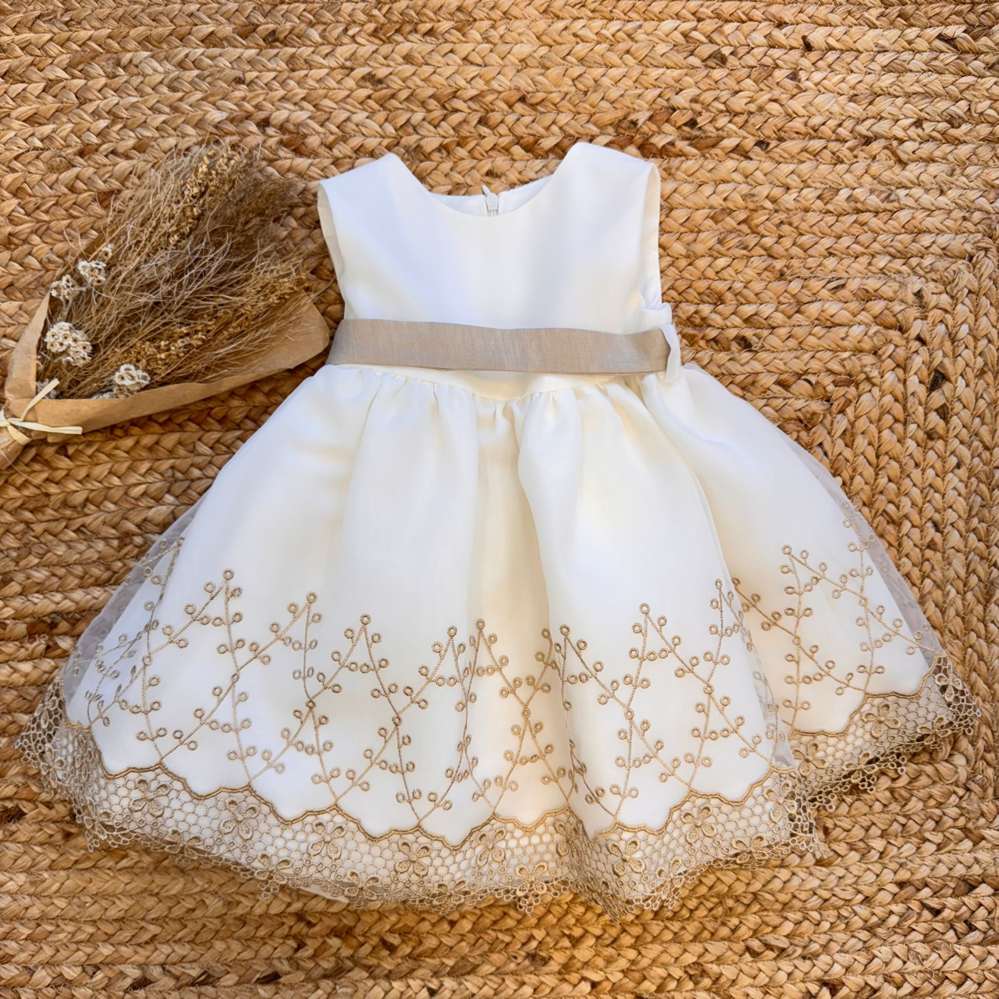 Abito battesimo bimba avorio con cintura beige e ricami oro