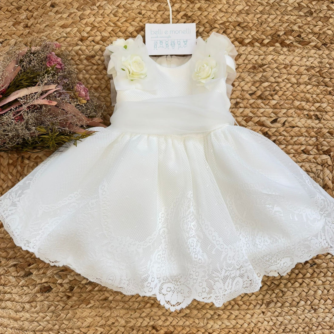 Abito da battesimo bimba avorio con rose applicate e gonna in pizzo, vista frontale