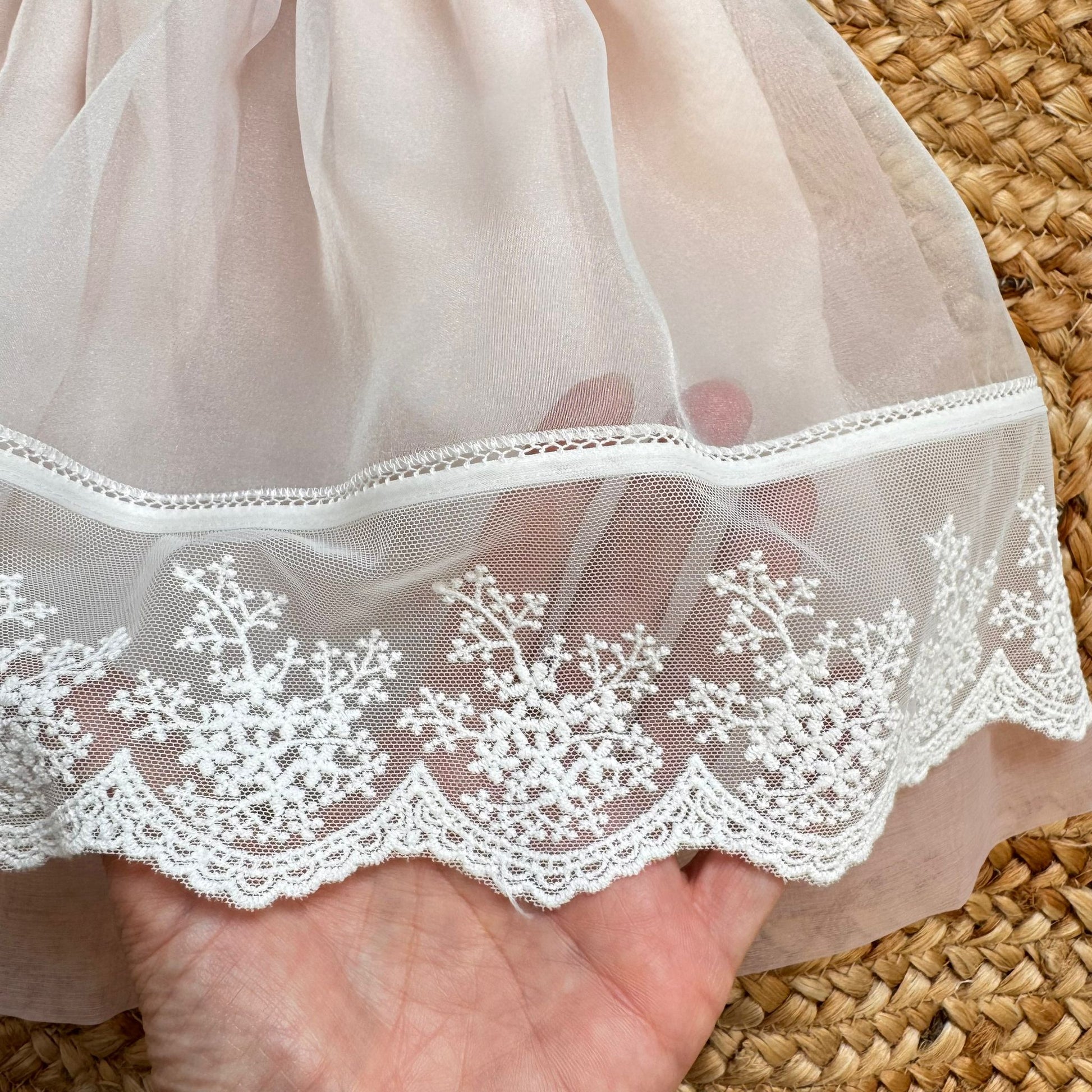 Abito battesimo bimba rosa cipria e bianco con pizzo ricamato