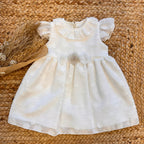 Abito da battesimo bambina con colletto, maniche a sbuffo e decorazioni floreali.