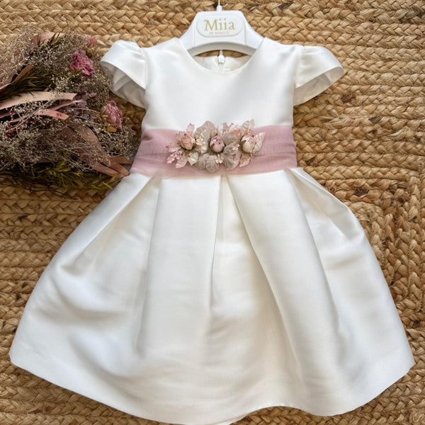 abito battesimo bimba bianco con fascia rosa in tulle e fiori applicati