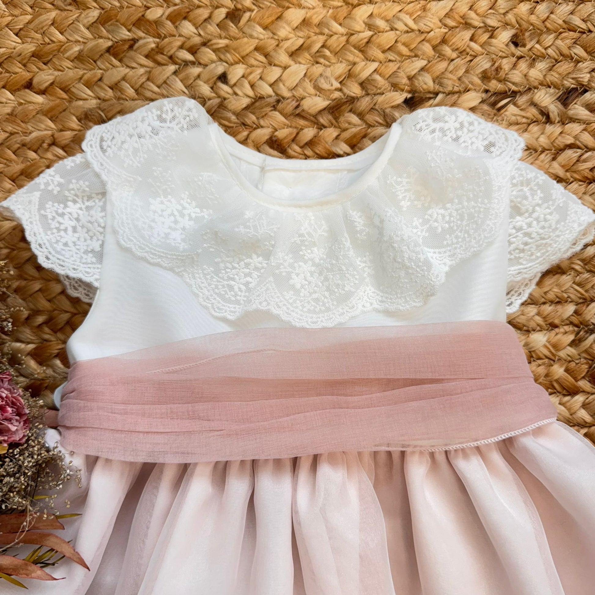 Abito battesimo bimba rosa cipria e bianco con pizzo ricamato