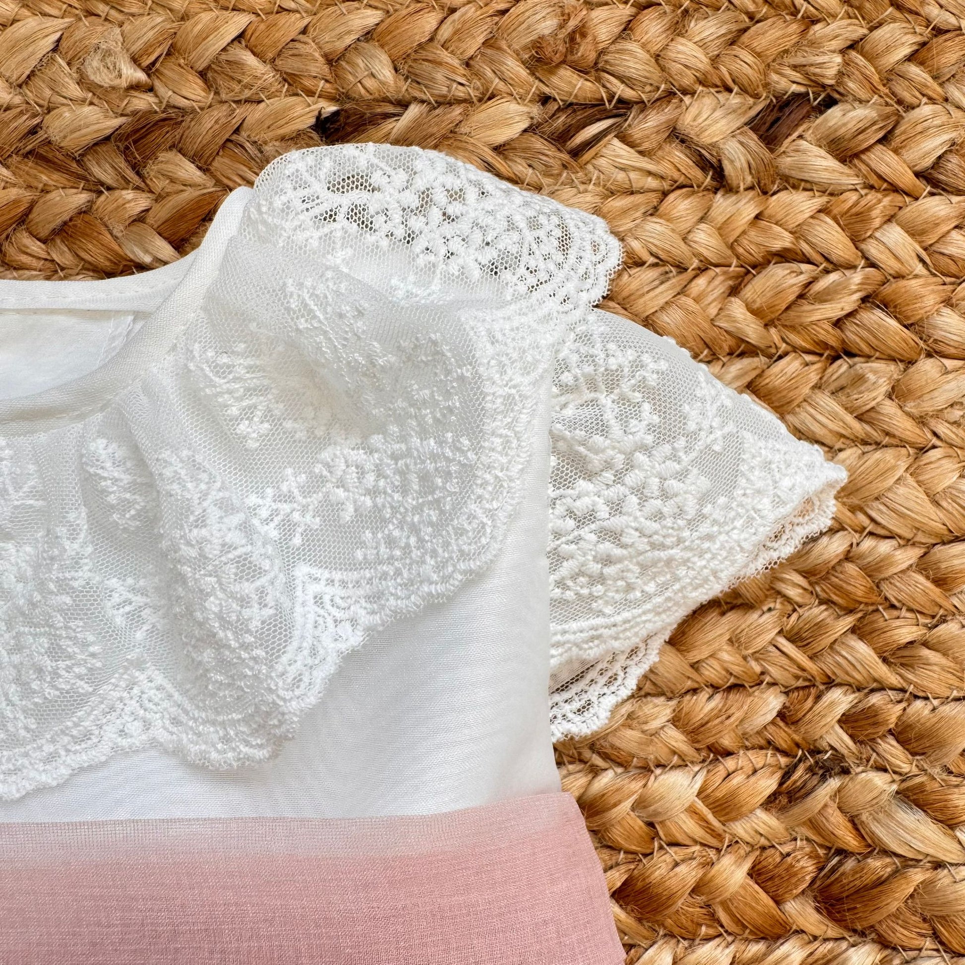 Abito battesimo bimba rosa cipria e bianco con pizzo ricamato