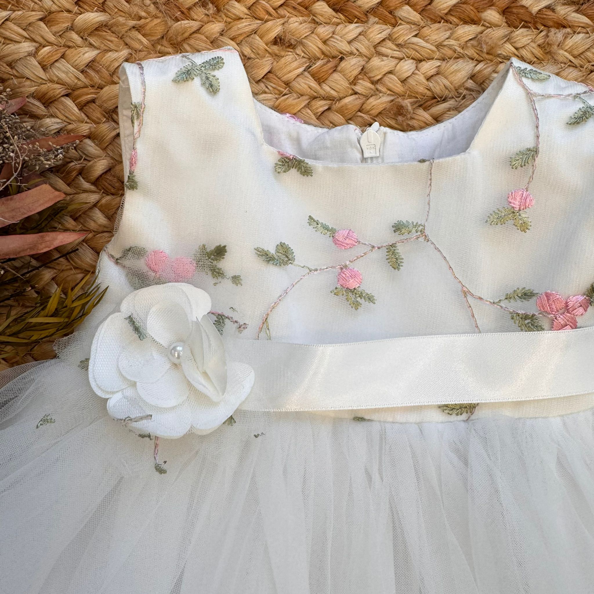 Abito battesimo bambina con fiori ricamati, tulle panna e fiore applicato.