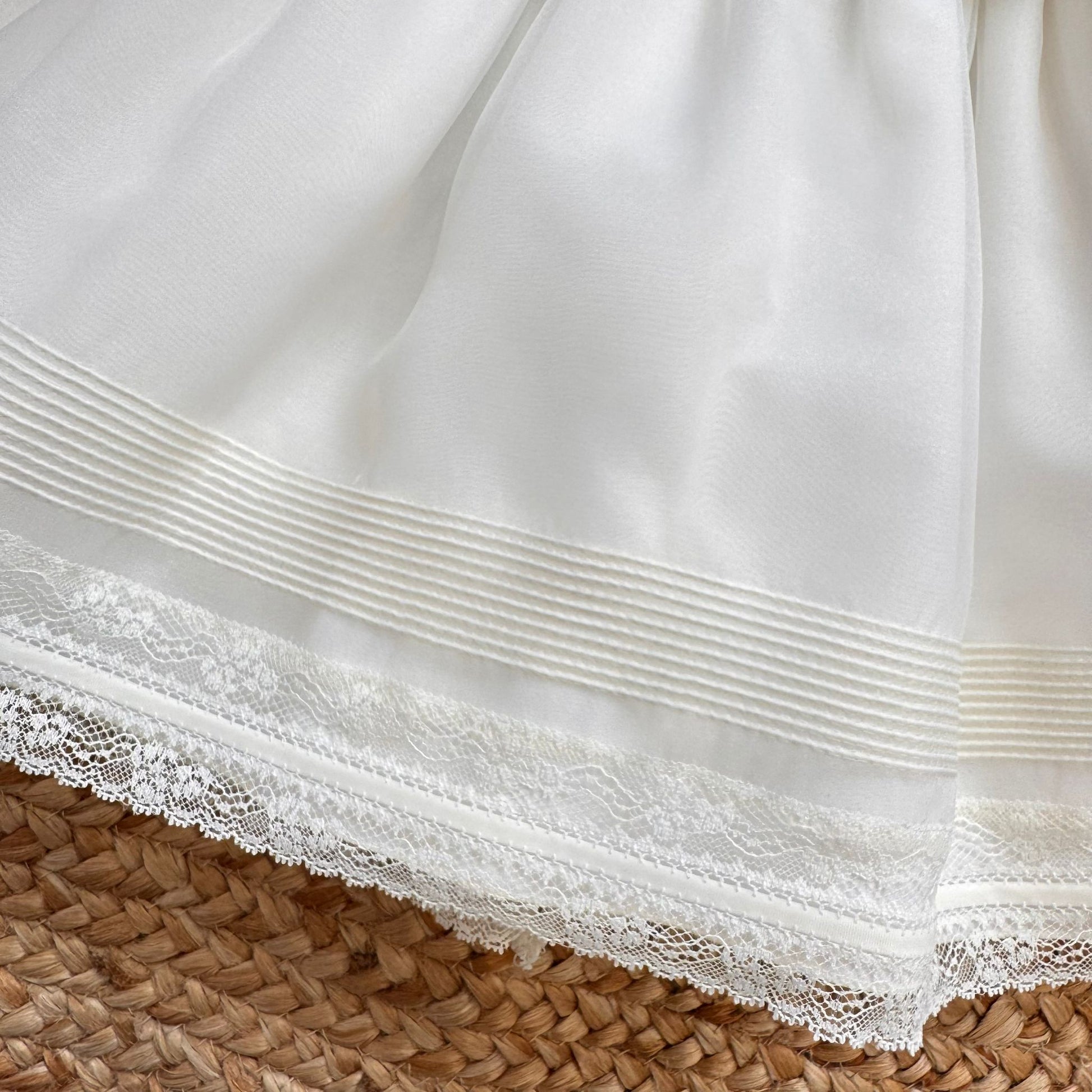 Abito battesimo bimba bianco panna con fascia verde salvia