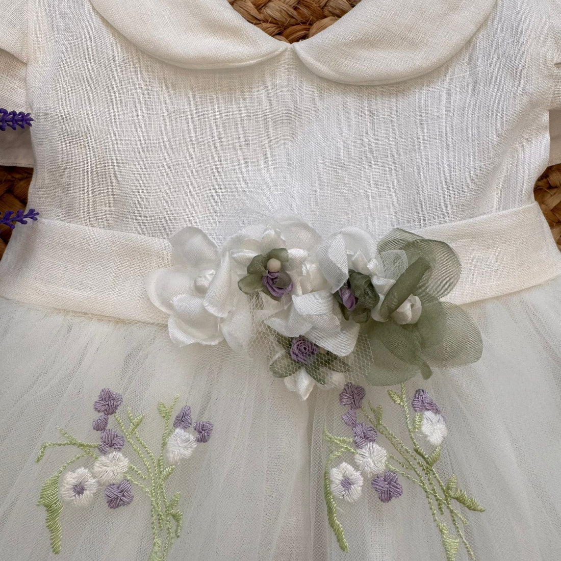 Abito battesimo bambina in lino con tulle ricamato fiori lilla e bianchi
