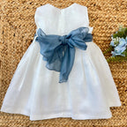 Retro dell’abito con fiocco in organza e chiusura con bottoncini.