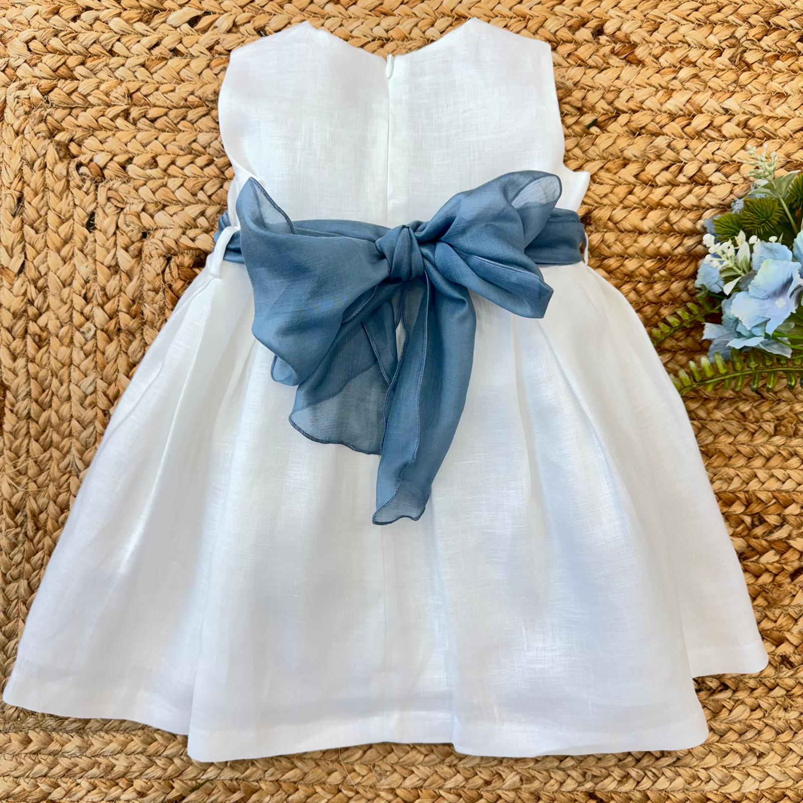 Retro dell’abito con fiocco in organza e chiusura con bottoncini.
