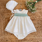 Abito battesimo bambina in lino con fascia verde salvia, fiocco e cuffietta coordinata

