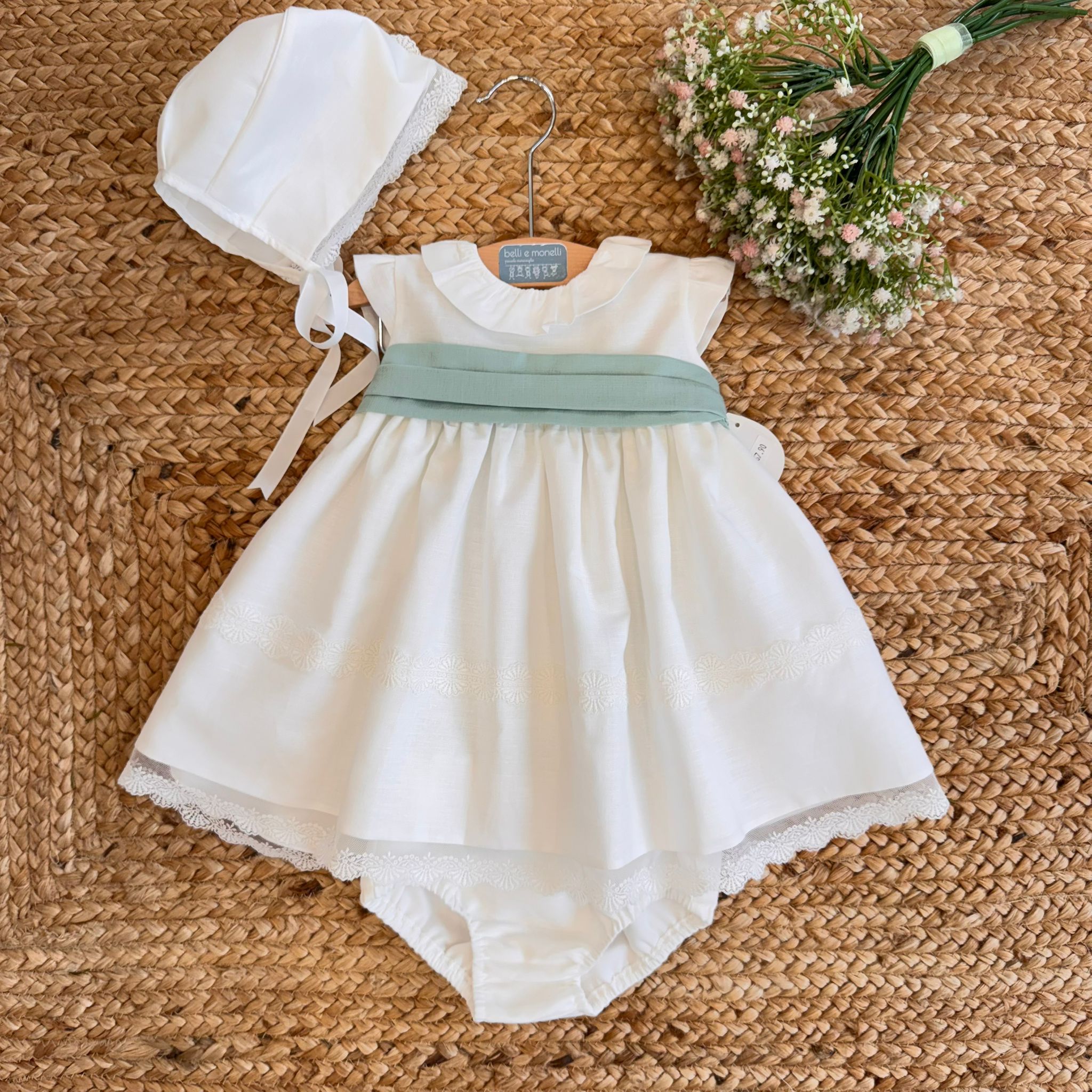 Abito battesimo bambina in lino con fascia verde salvia, fiocco e cuffietta coordinata

